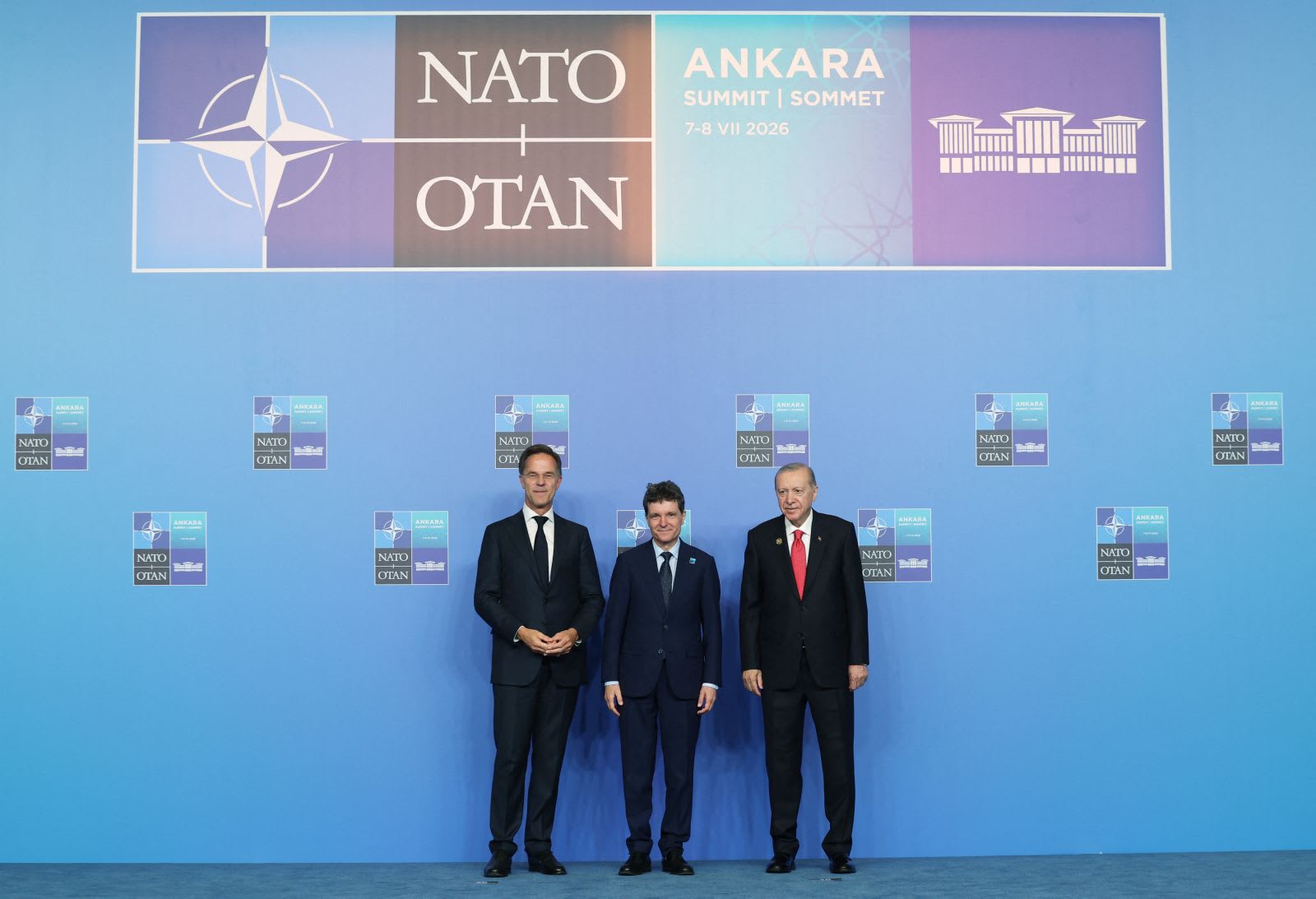Reprezentare grafică a infrastructurii NATO în România, cu conducte și echipamente militare