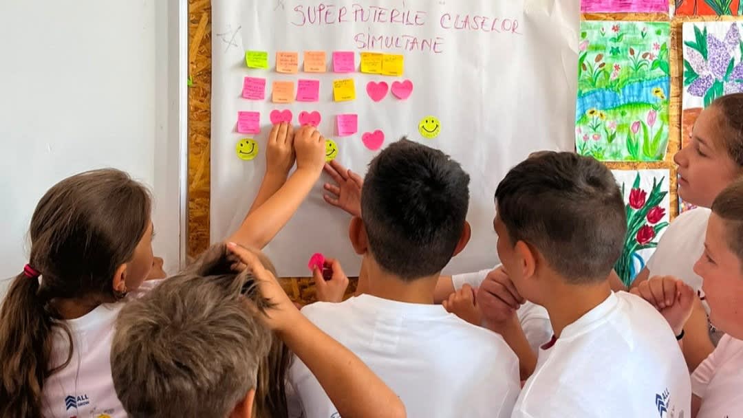 Elevi învățând prin metoda design thinking Elevi învățând prin metoda design thinking