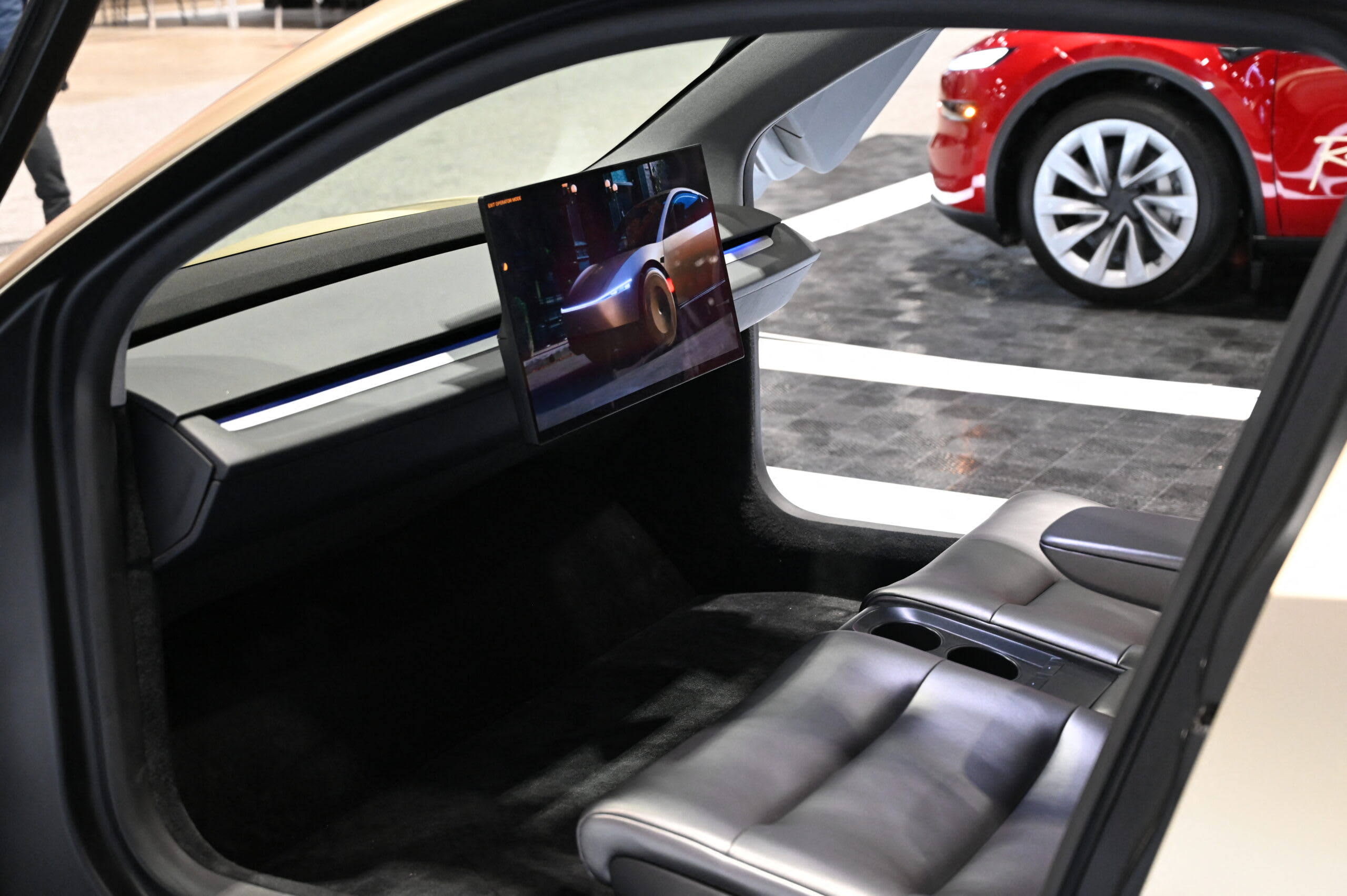 Mașină Tesla în modul de conducere autonomă, pe stradă urbană din Franța
