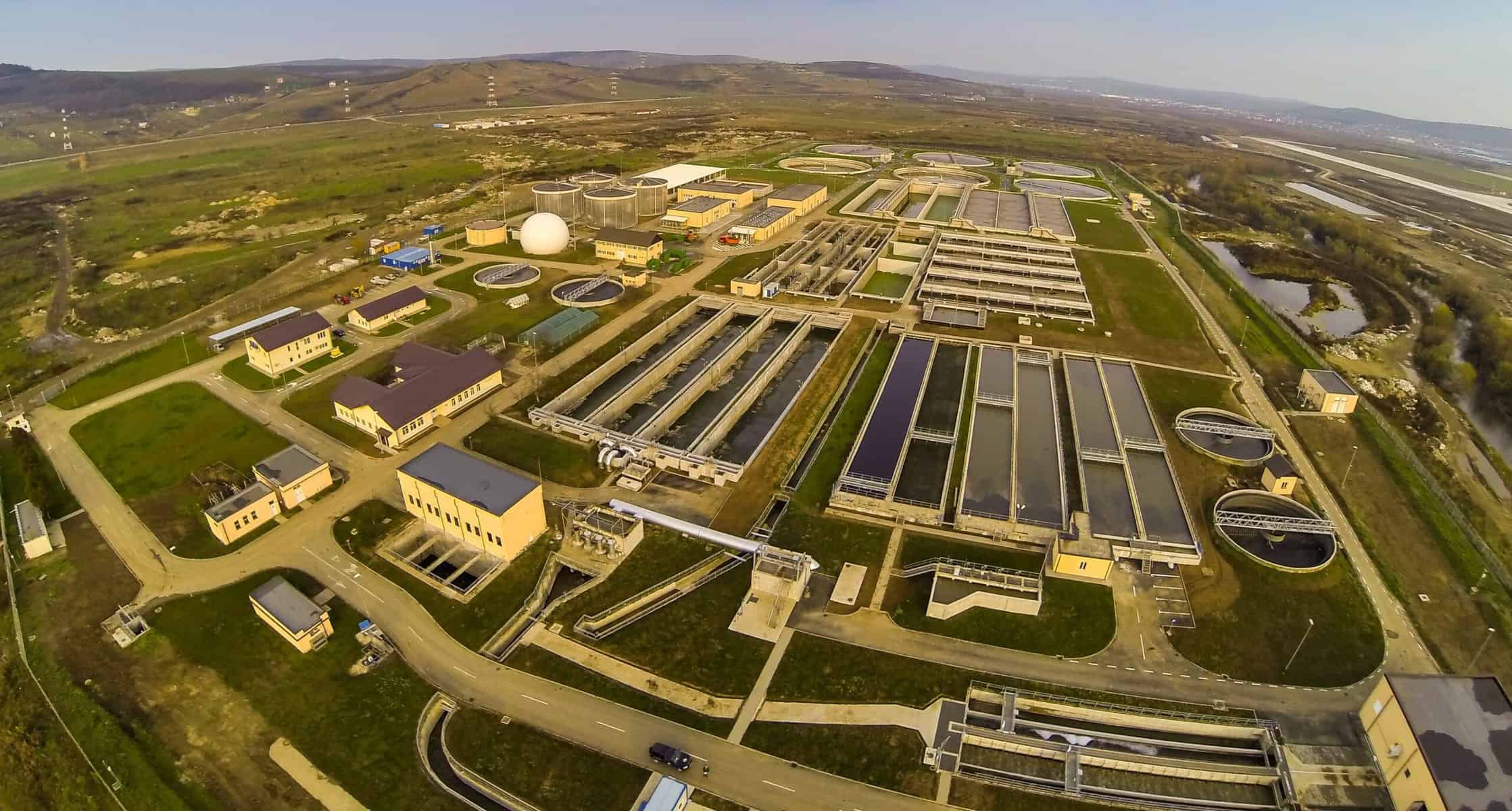 Camion transportând nămol de la stația de epurare din Arad către terenurile agricole