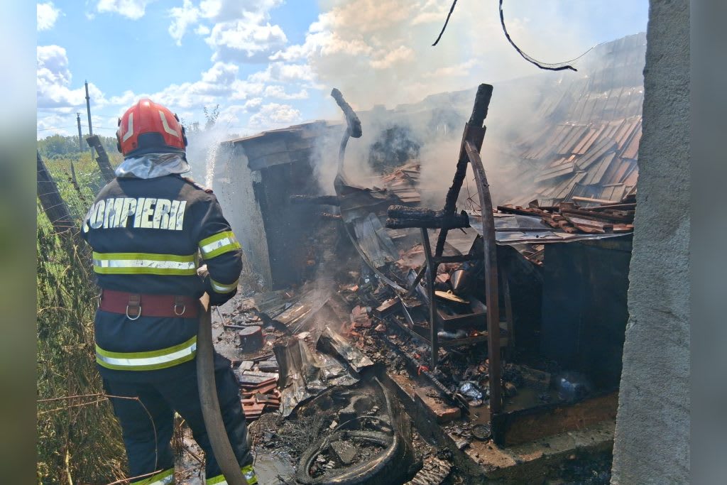 Pompieri în acțiune la stingerea unui incendiu la o bucătărie de vară în Bălcești