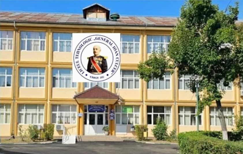 Elevi participând la atelier de educație civică în școală