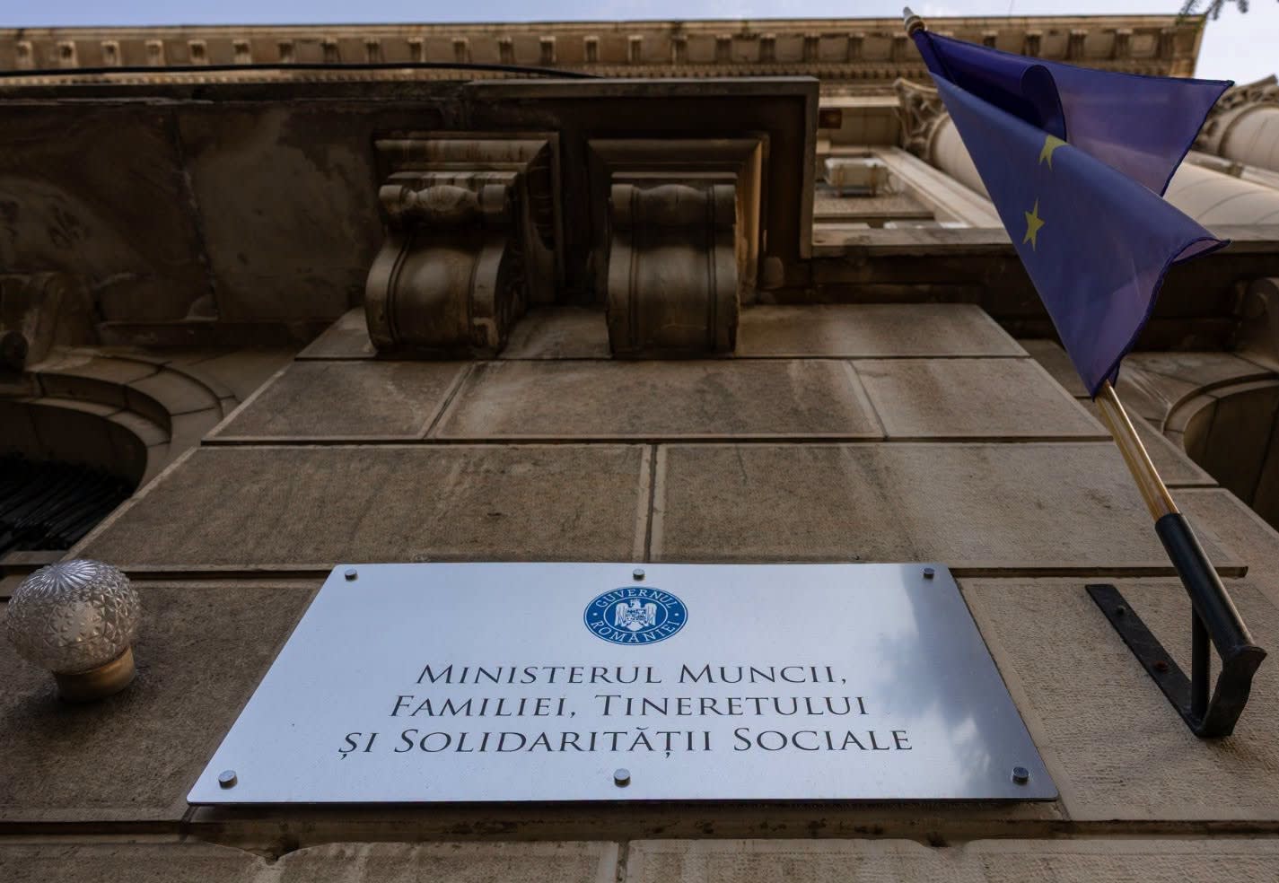 Sindicaliști protestând în fața guvernului, simbol al luptei sociale din România