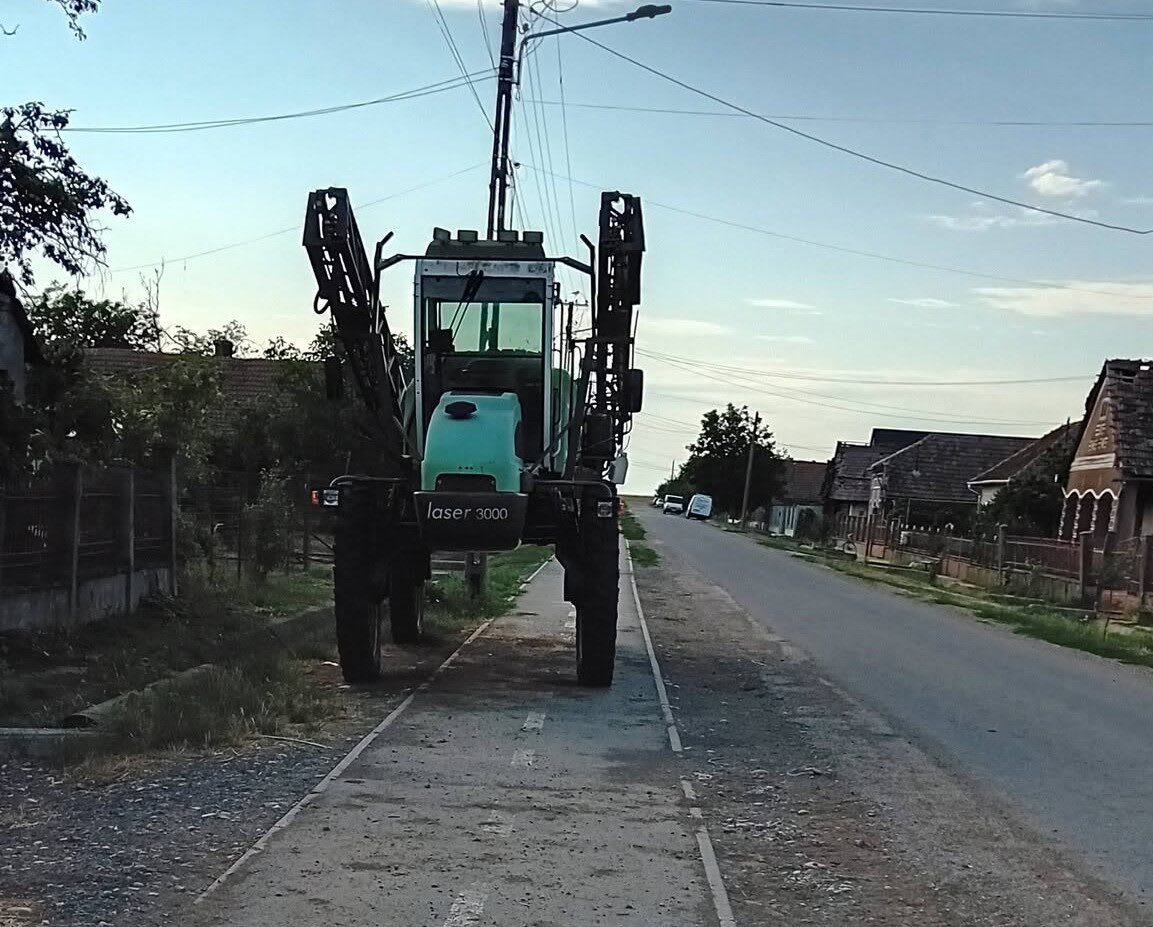 Tractor parcat pe pista de biciclete