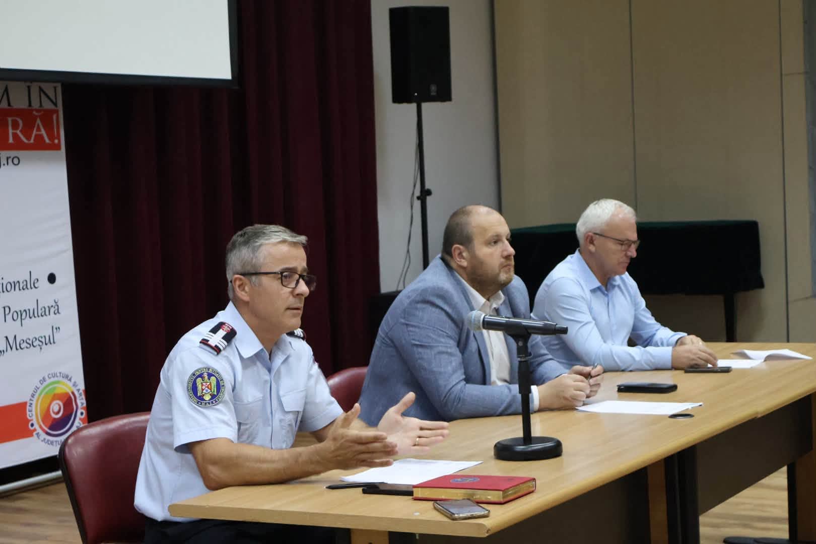 Reprezentanți ai autorităților în ședință pentru autorizarea clădirilor școlare