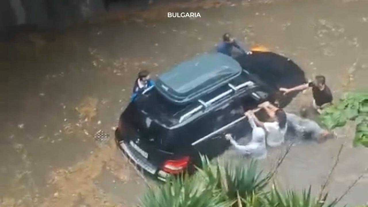 Pompieri în acțiune în timpul inundațiilor din Varna, Bulgaria Pompieri în acțiune în timpul inundațiilor din Varna, Bulgaria