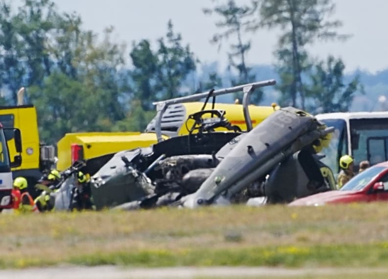 Elicopter militar ceh prăbușit, militari la sol, incident aviatic
