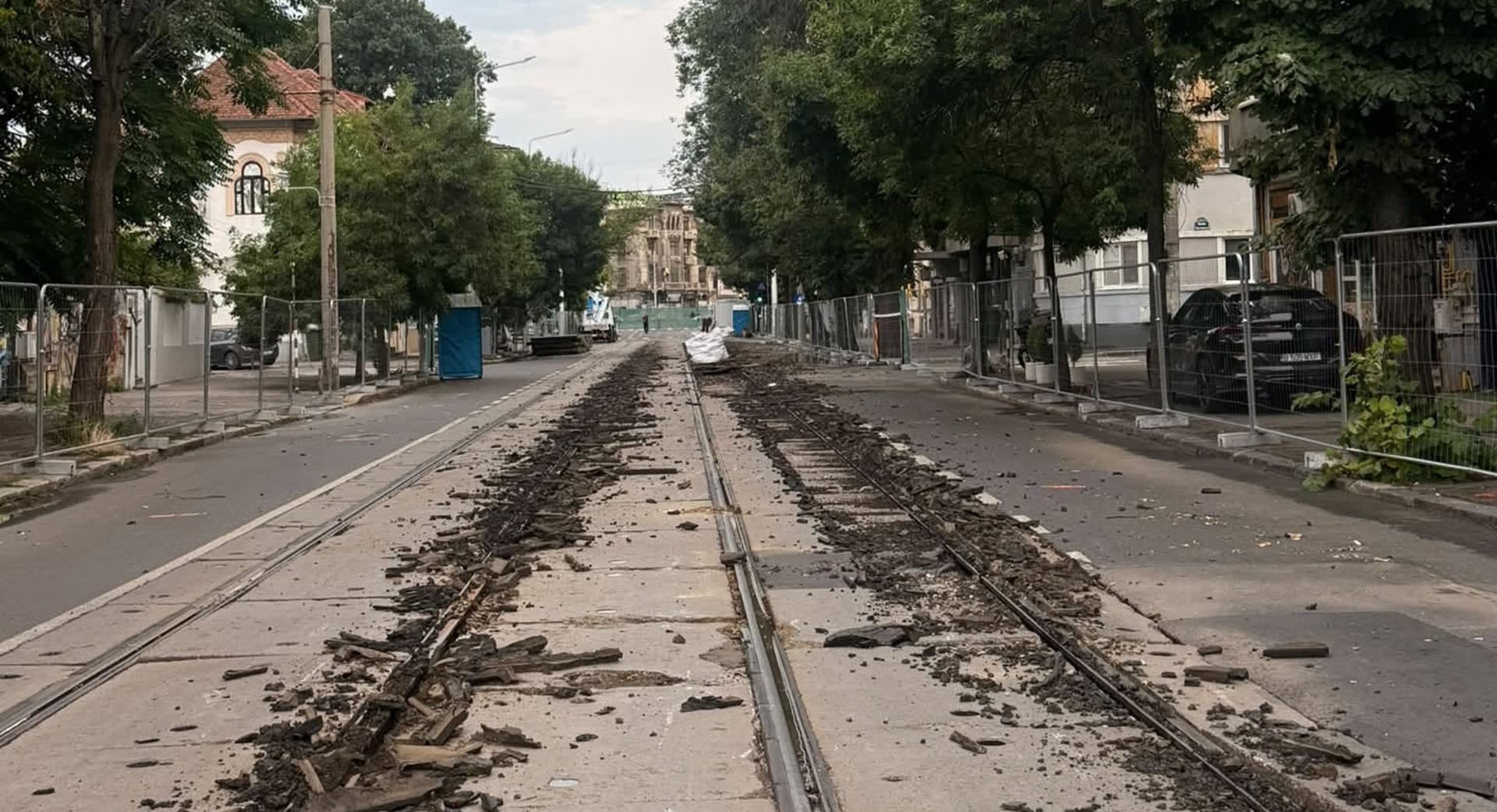 Lucrări la linia de tramvai pe Dinicu Golescu, resturi și utilaje pe șantier