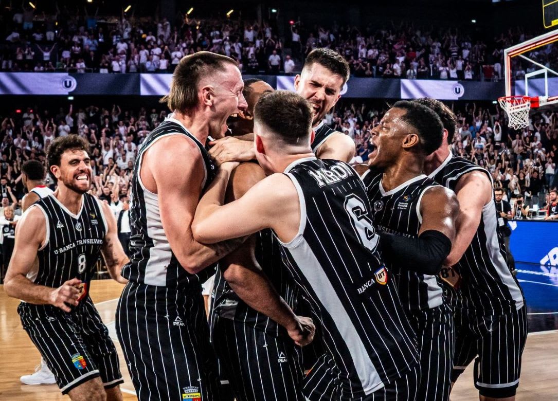 Jucători de baschet U-BT Cluj în acțiune pe teren Jucători de baschet U-BT Cluj în acțiune pe teren