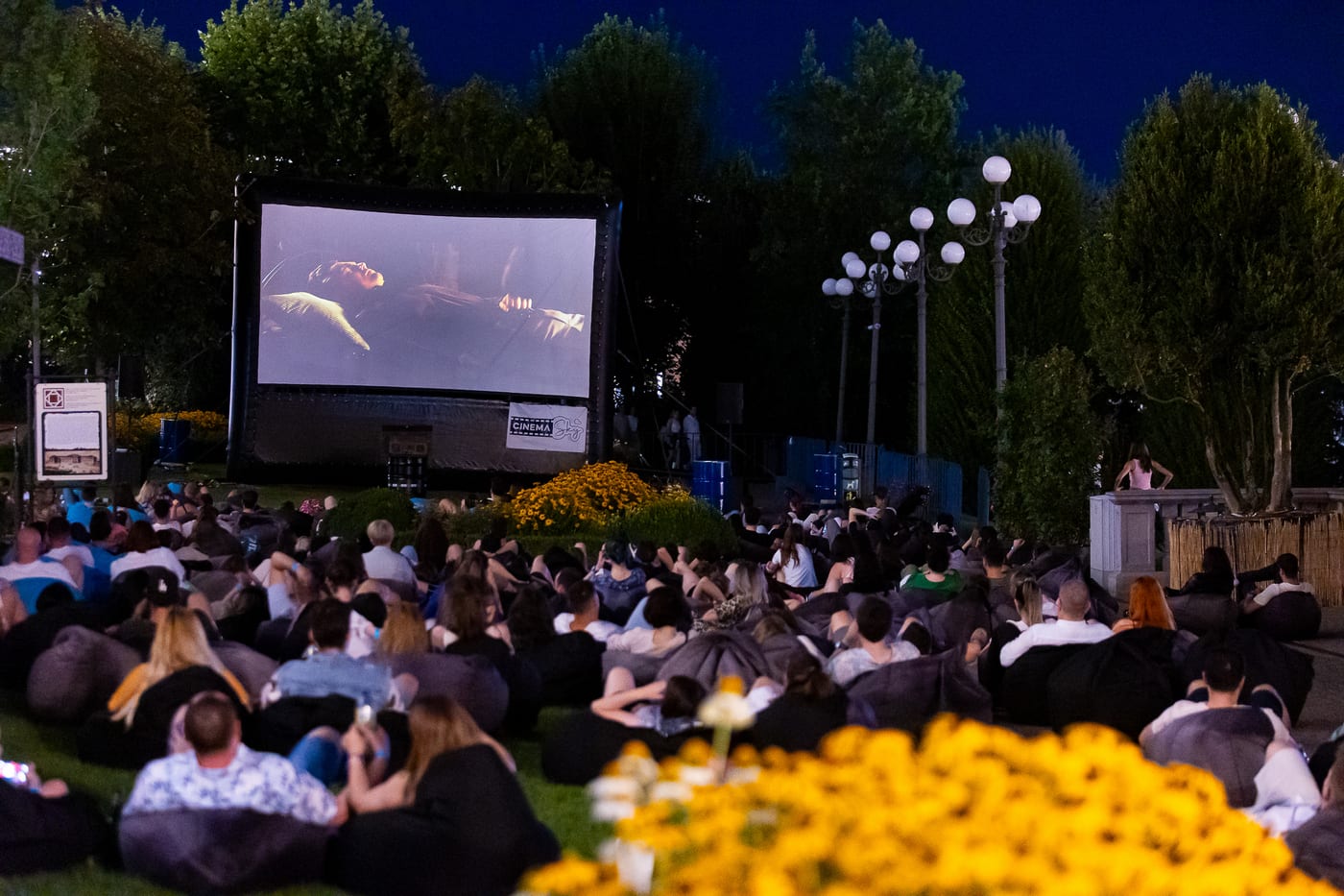 Proiecție film în aer liber la Grădina Palas