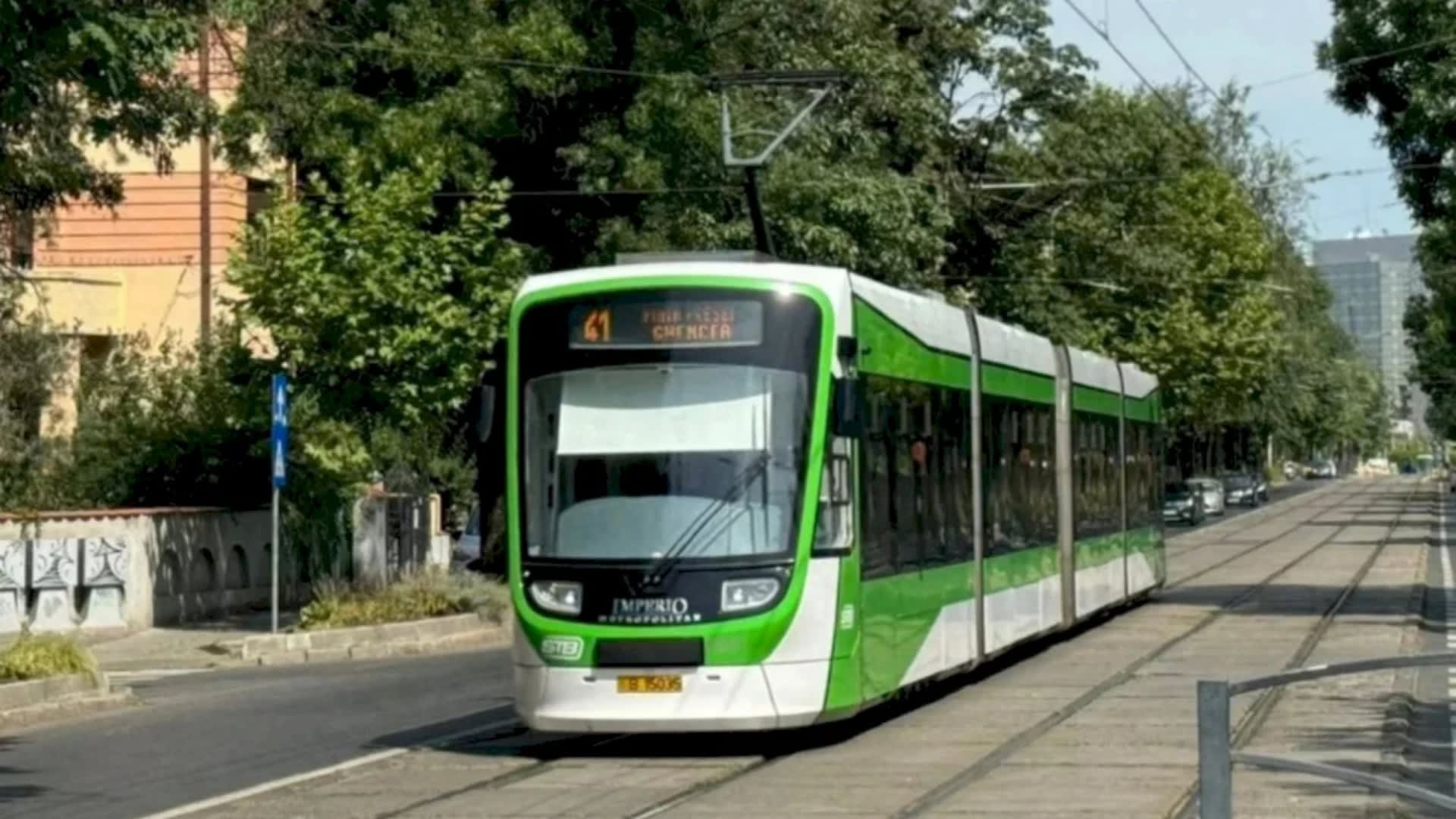 Autobuz STB circulând pe strada din București în timpul meciului