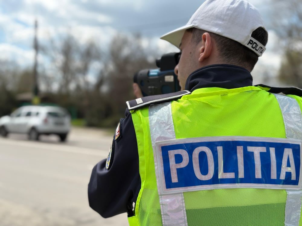 Polițiști din Constanța depistând un șofer băut