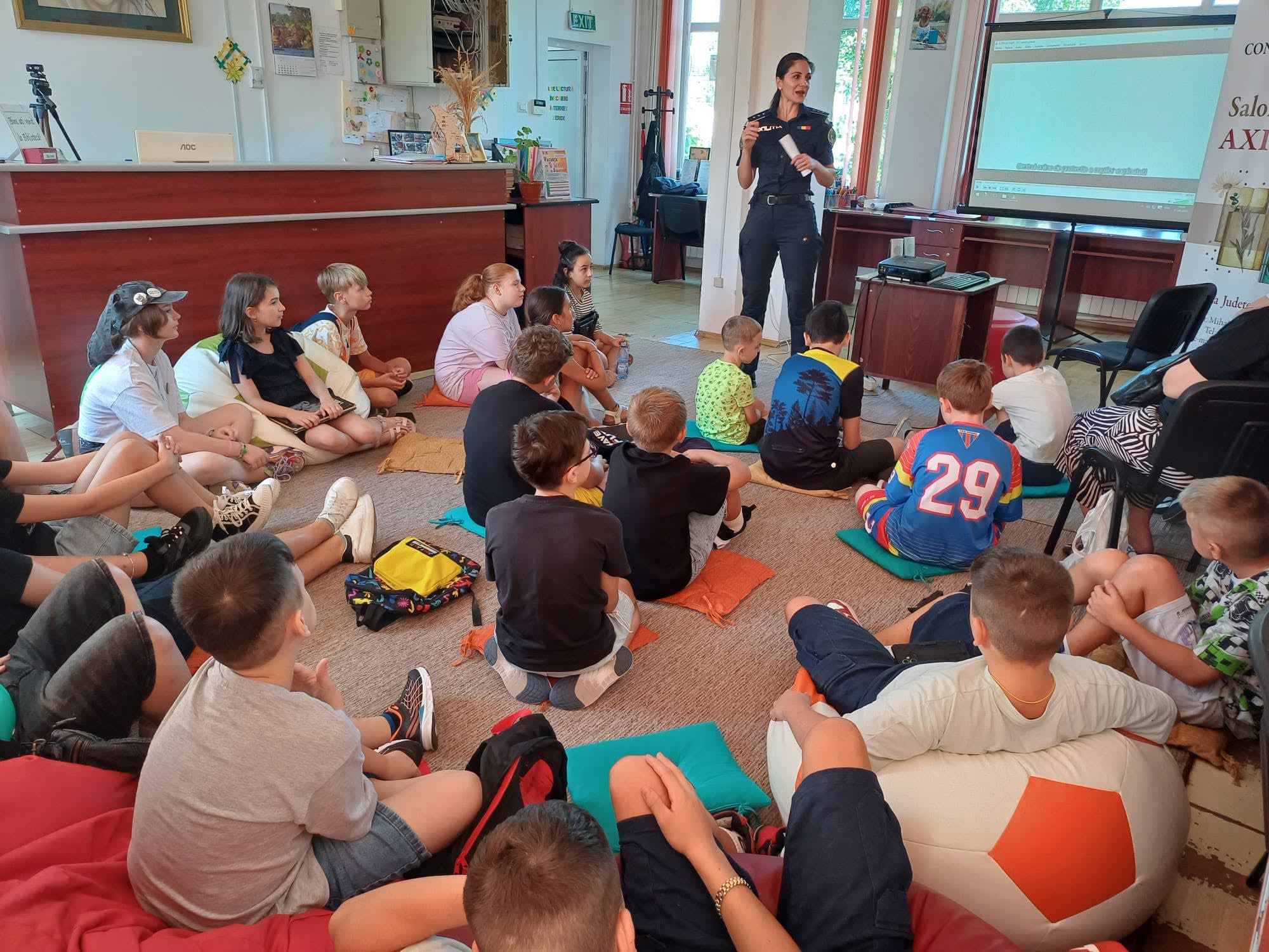 Copii participând la activități creative în bibliotecă