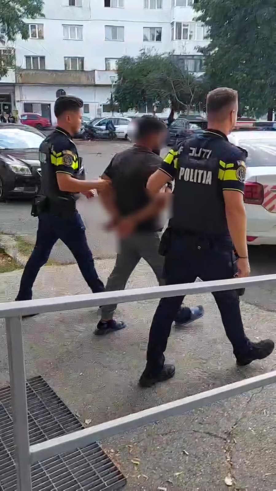 Polițiști craioveni reținând suspecți pentru furt