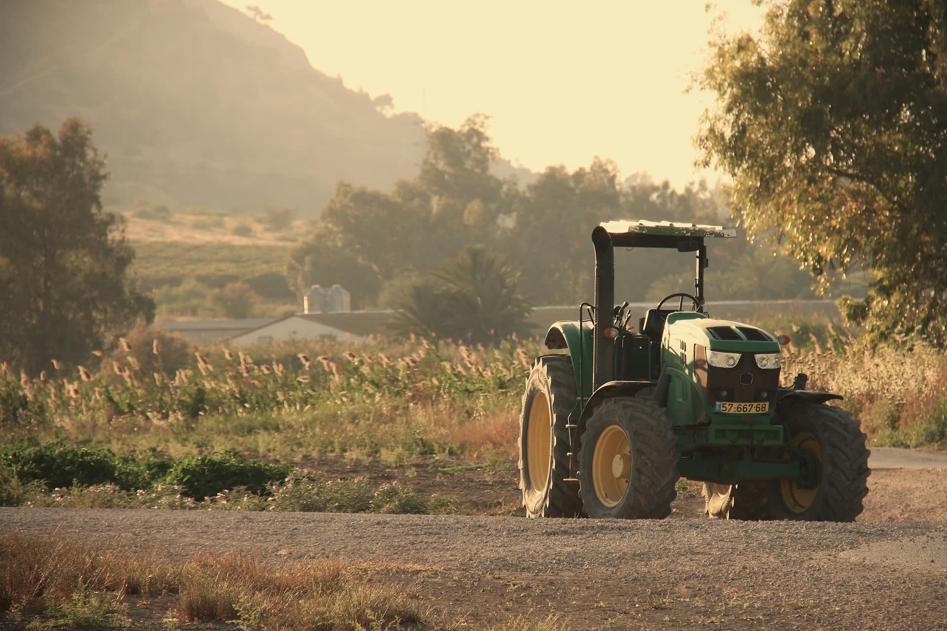 Agricultori cu tractoare și câmpuri verzi în România Agricultori cu tractoare și câmpuri verzi în România