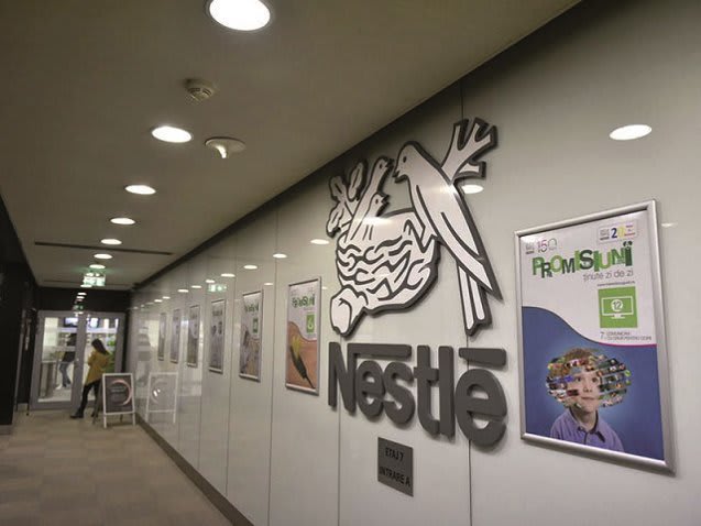 Produse Nestlé pe rafturile unui supermarket din România Produse Nestlé pe rafturile unui supermarket din România