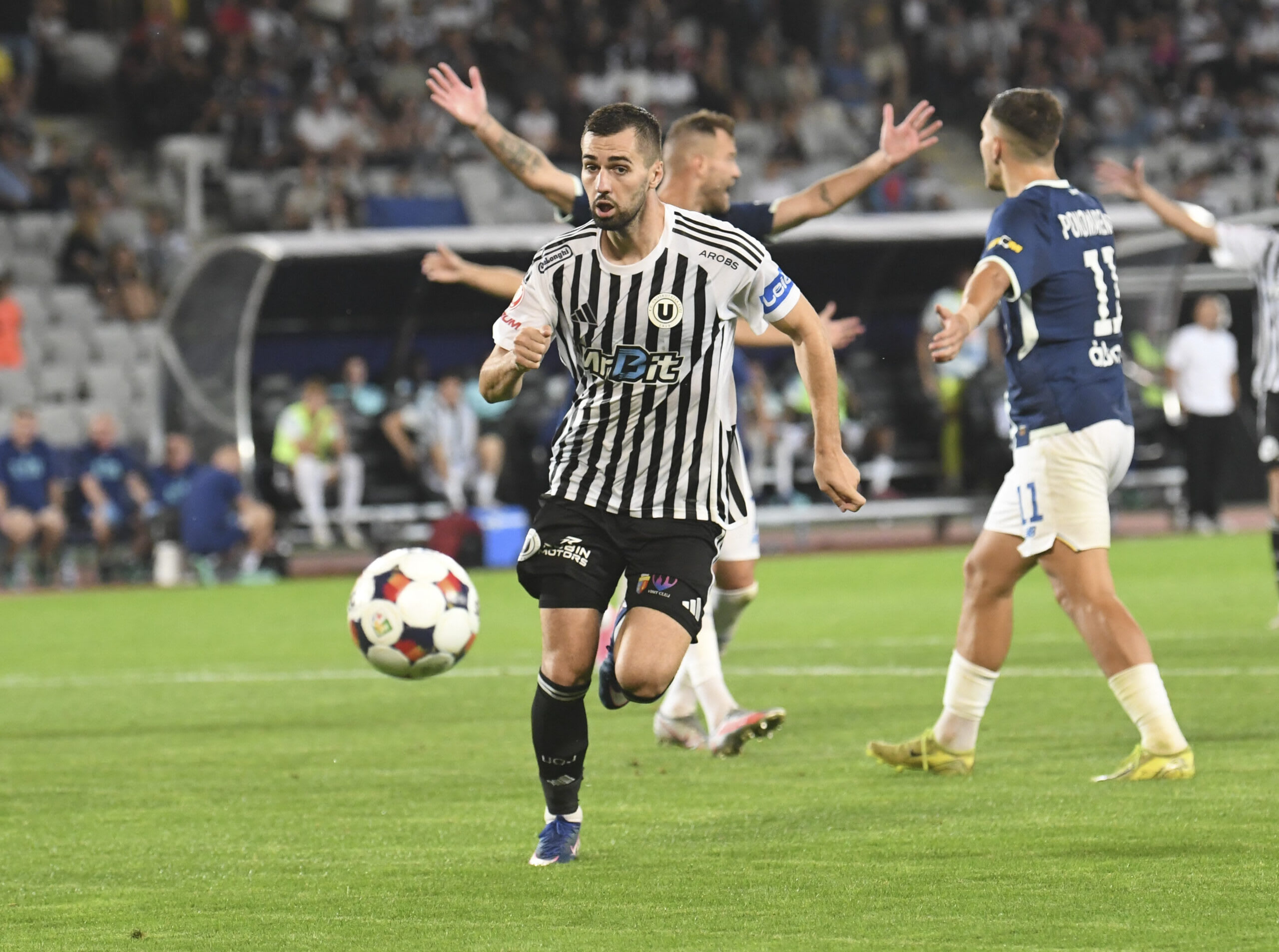 Fotbal echipe în meci european, stadion, jucători în acțiune