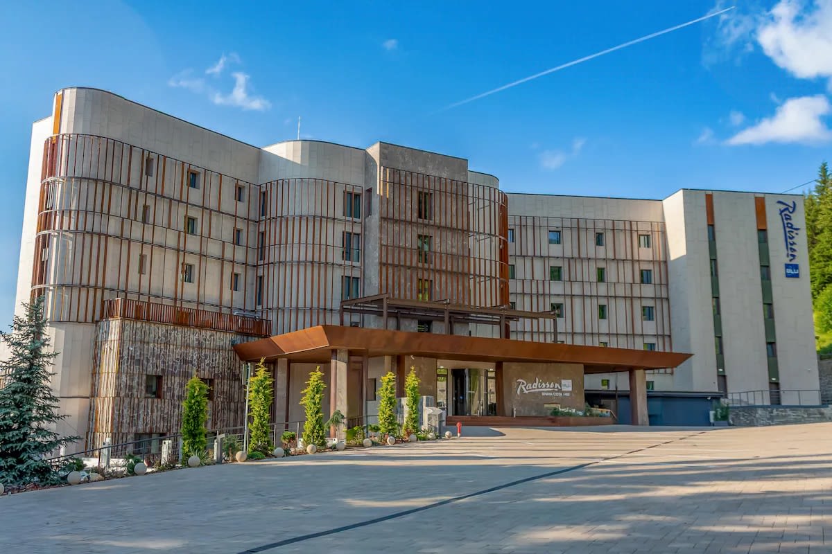 Clădire monument istoric hotel Sinaia, modernizată, la munte