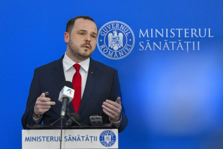 Medici și personal medical în spital, discuție despre reformă