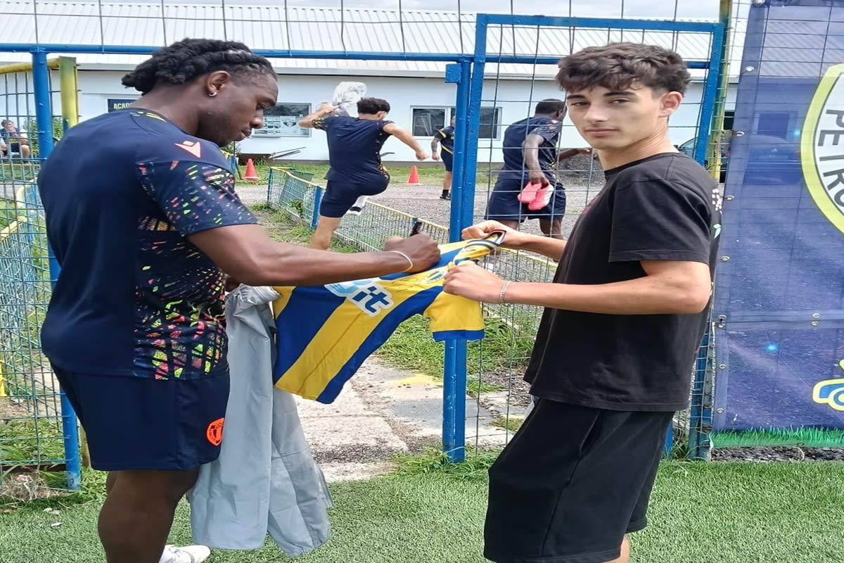 Jucători Petrolul semnând tricou pentru suporter tânăr Jucători Petrolul semnând tricou pentru suporter tânăr