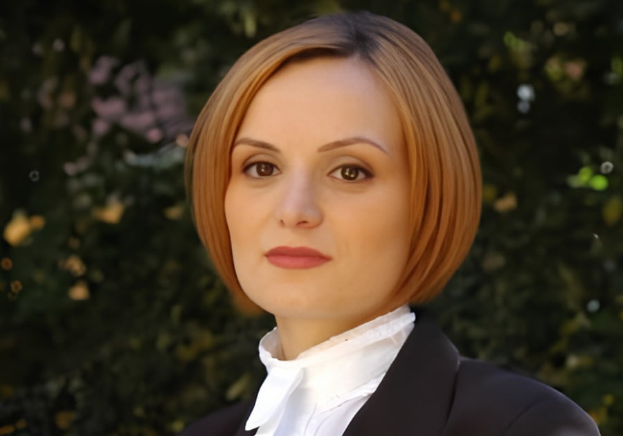 Judecătoare în sala de judecată, simbol al justiției române