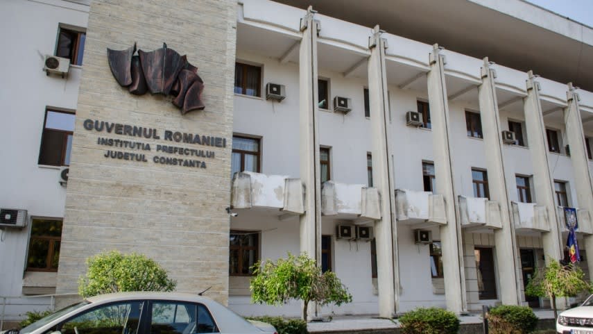 Judecătorie și avocat în sala de tribunal, proces în desfășurare, România
