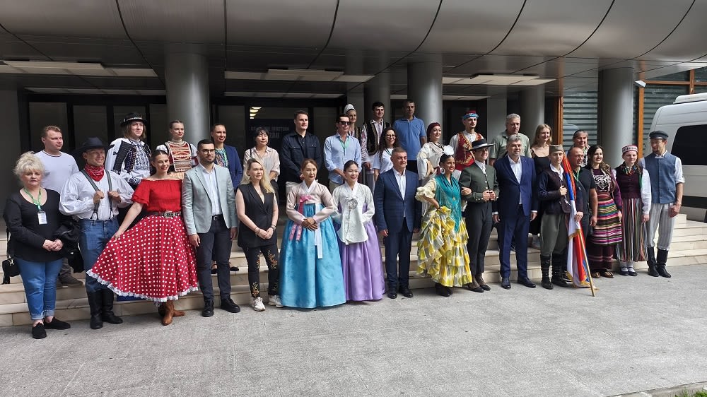 Ansambluri folclorice din diverse țări în festival la Buzău