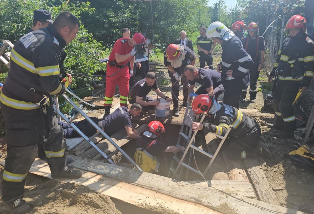 Pompieri în acțiune pentru salvarea unei persoane prinsă sub mal de pământ în Vrancea