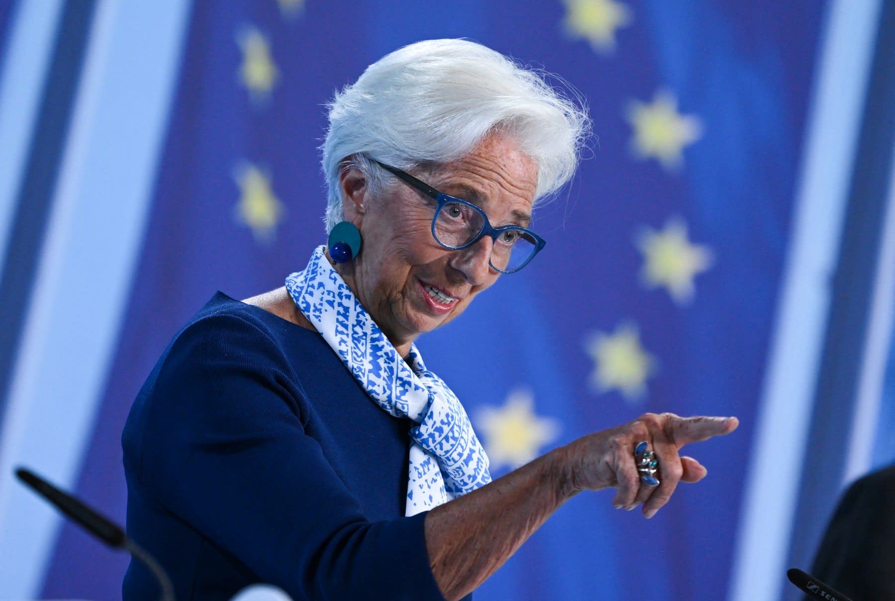 Christine Lagarde la conferință de presă în fața microfonului