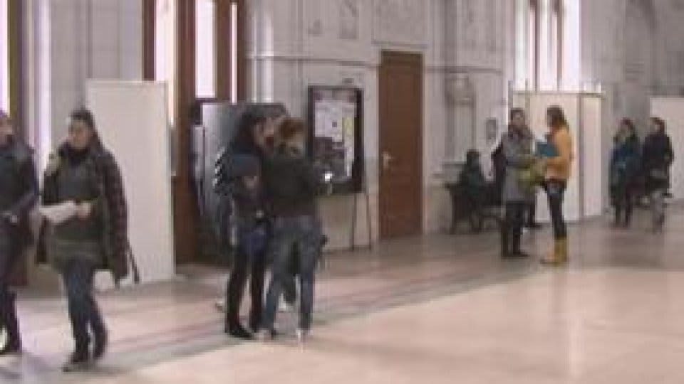 Studenți internaționali în campus universitar românesc