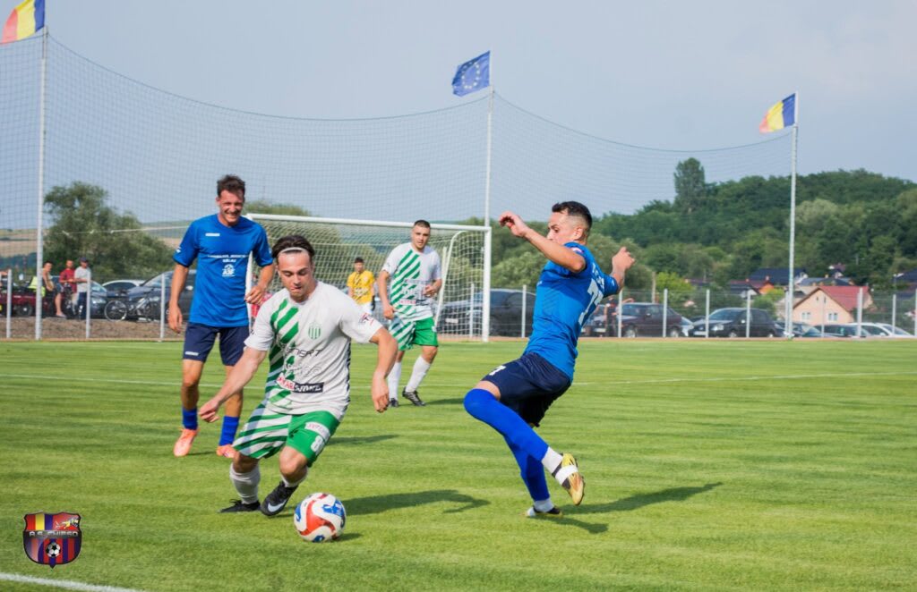 Meci de fotbal între echipe din Cupa României, stadion