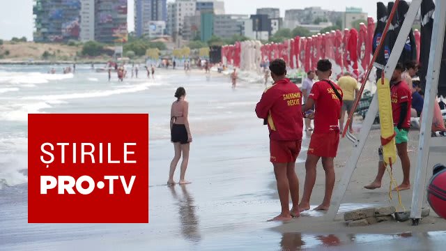 Salvamar patrulând pe plajă în condiții de vreme nefavorabilă, valuri mari și steag roșu
