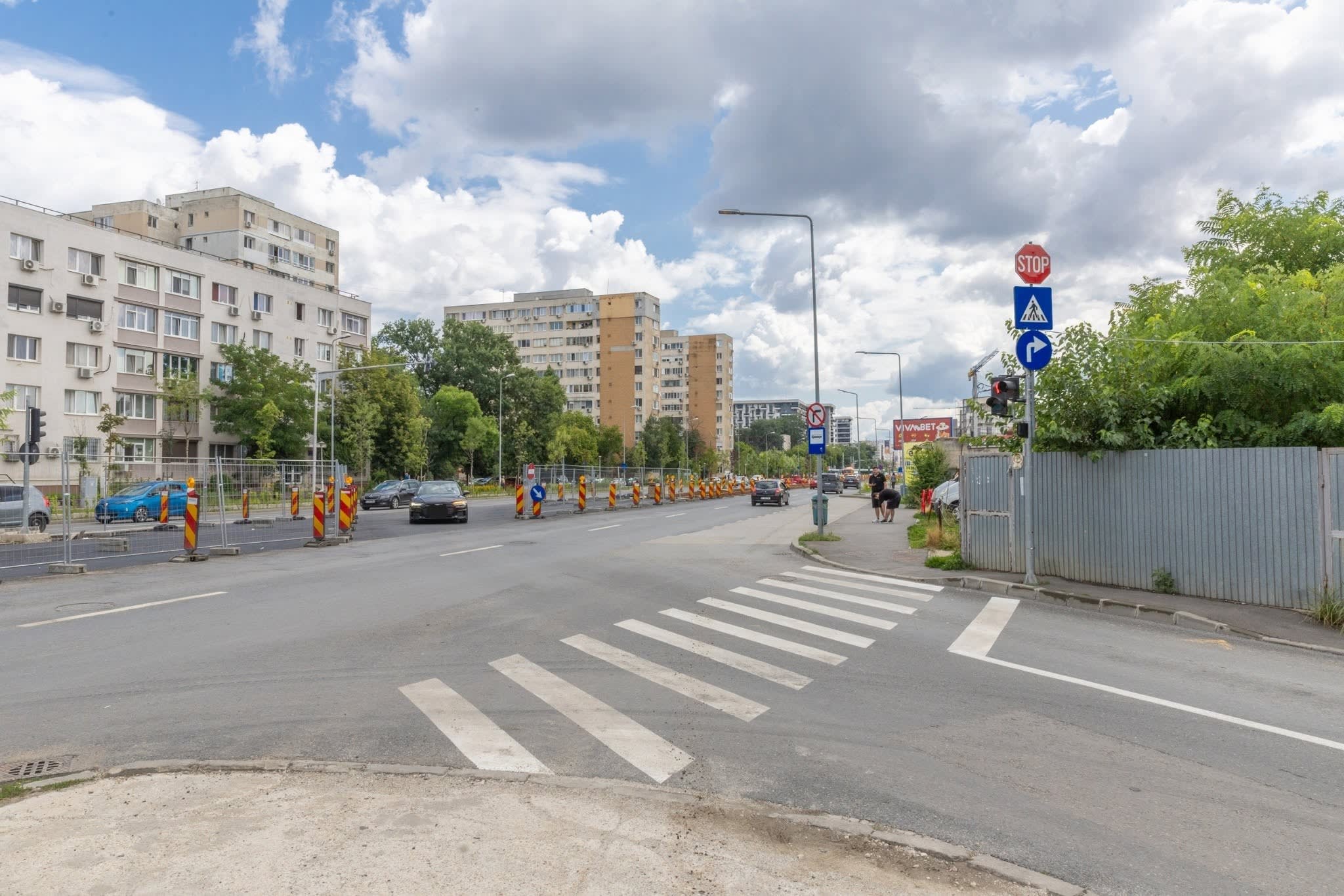 Lucrări de montare a șinelor de tramvai pe strada din București Lucrări de montare a șinelor de tramvai pe strada din București