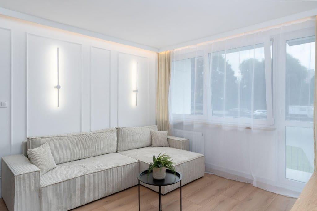 Fier de călcat modern pe masa de lucru, în apartament