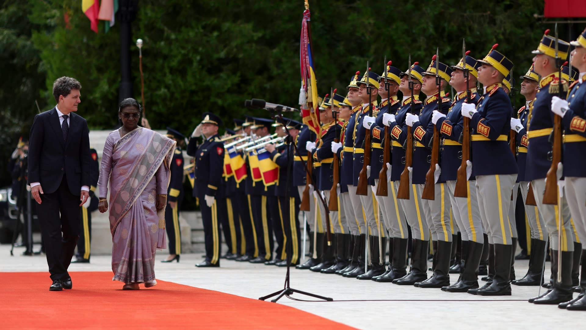 Militară din Garda de Onoare leșinând în timpul ceremoniei la Palatul Cotroceni