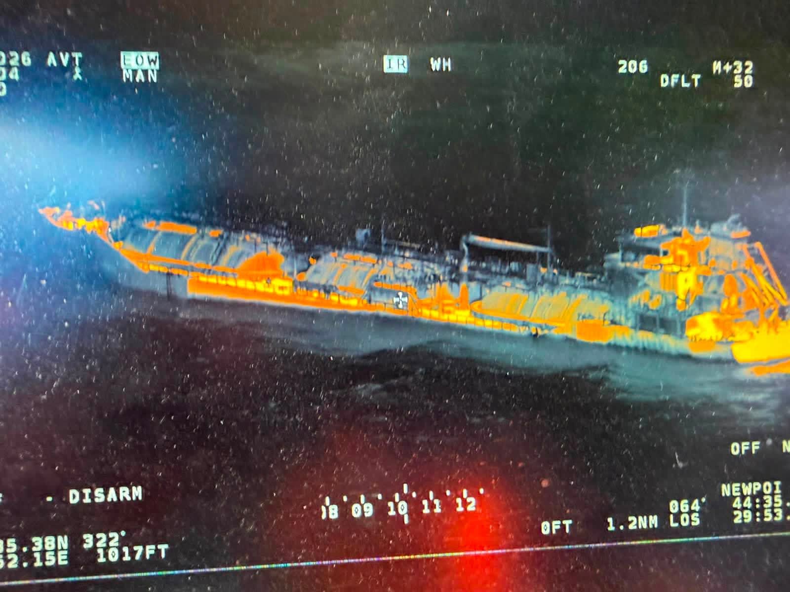 Elicopter DSU survolând nava în largul Mării Negre