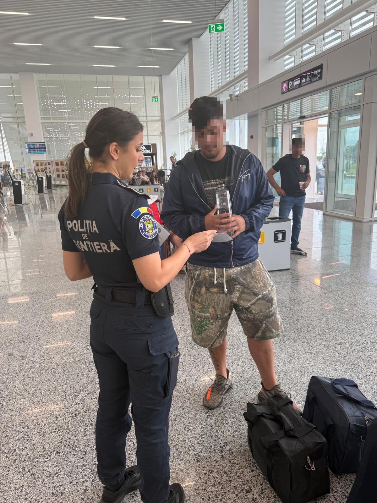 Polițiști în acțiune la aeroportul din Craiova, distribuind materiale informative