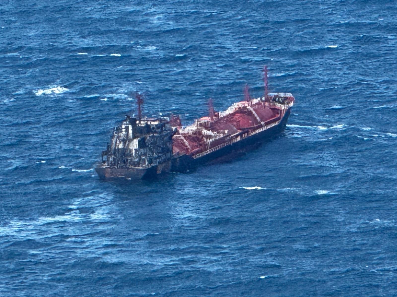 Elicopter de monitorizare aeriană peste nava afectată în Marea Neagră