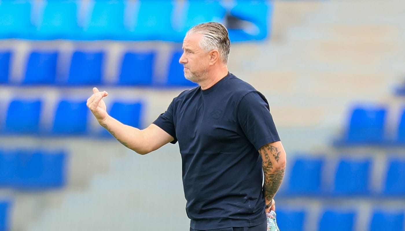 Laurențiu Reghecampf și jucătorul Adel Bettaieb pe teren