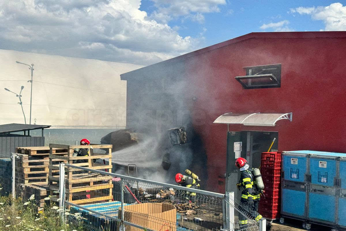 Pompieri ISU Argeș intervenind la un incendiu la Bascov