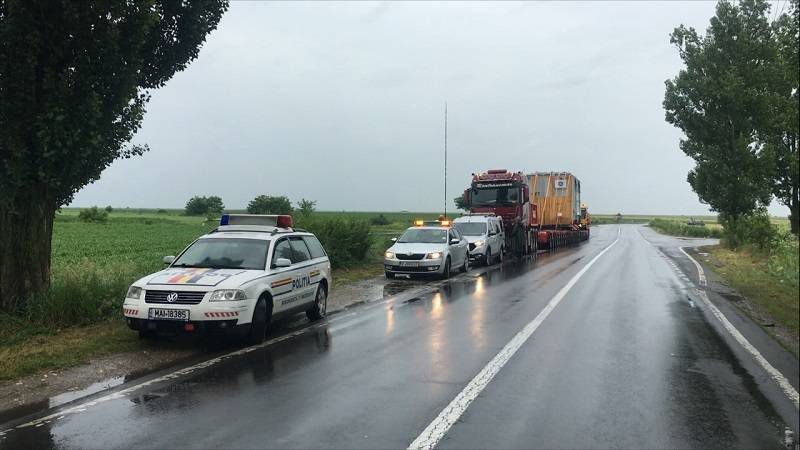 Camion agabaritic pe șosea în România însoțit de poliție rutieră