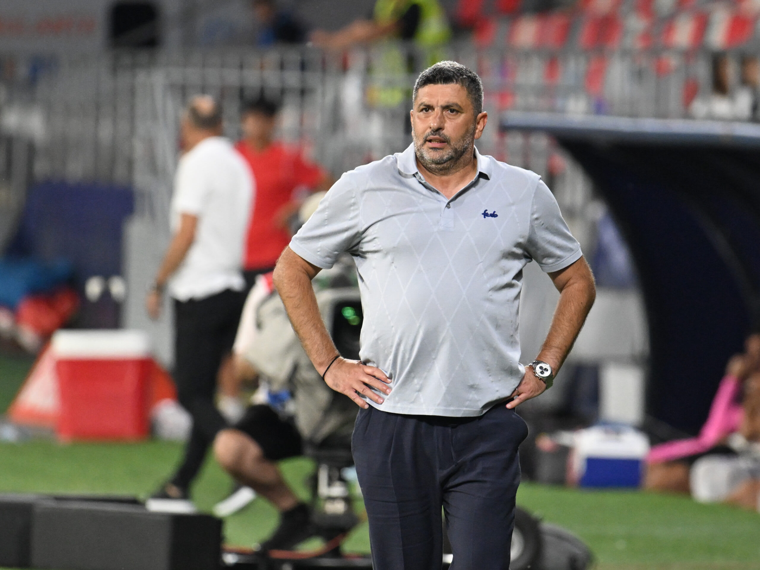 Jucători de fotbal în acțiune pe stadionul Steaua din București
