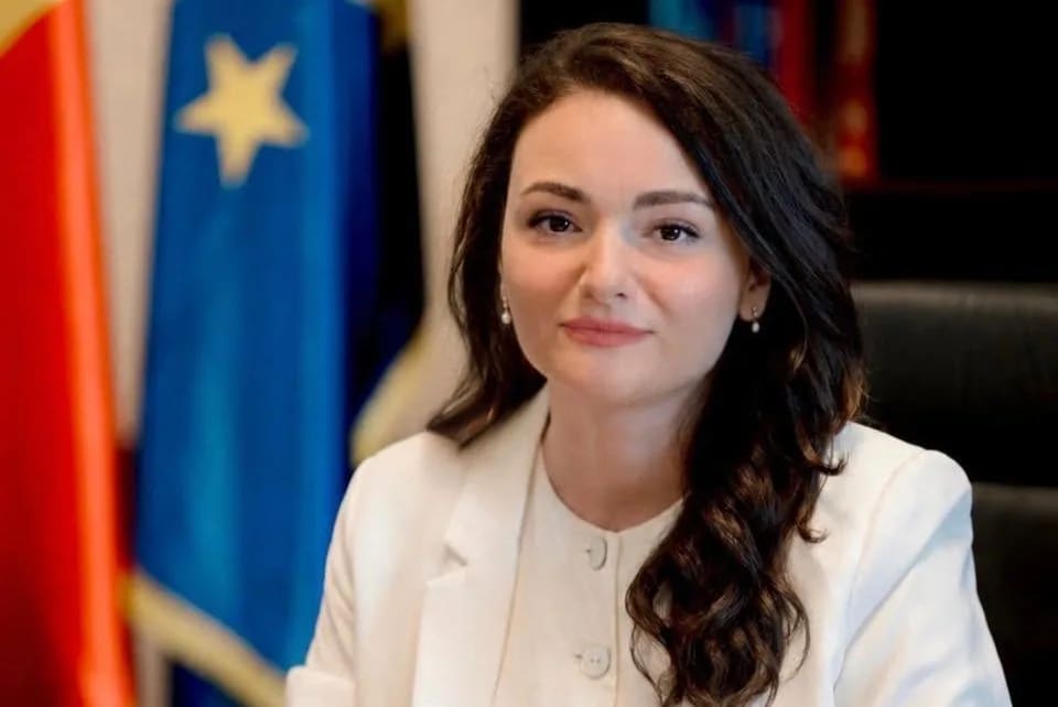 Oana Matache explicând despre Legea salarizării