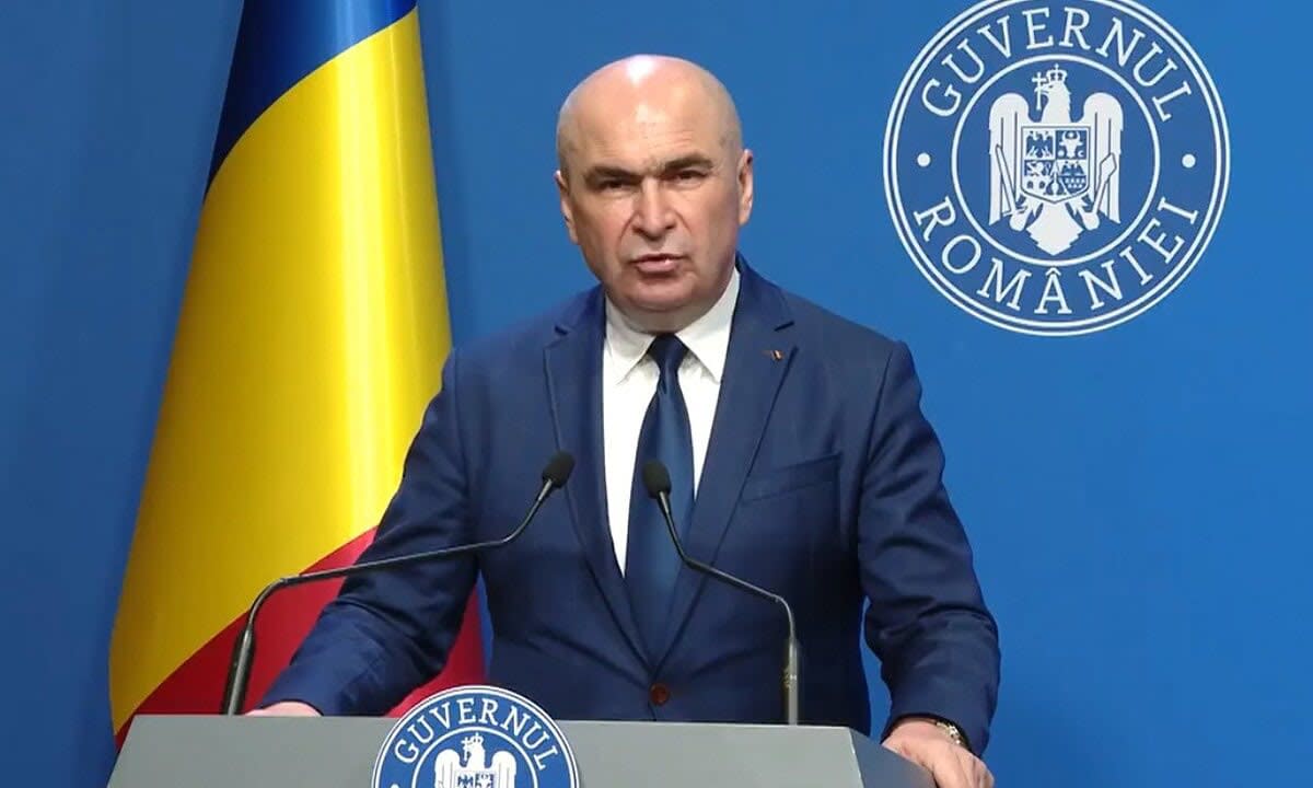 Camion de carburanți în stație de distribuție din România