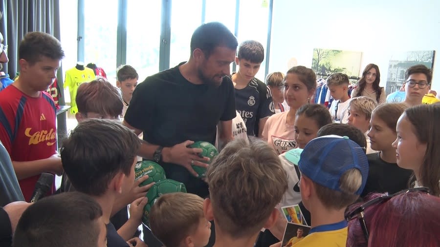 Gabriel Tamaș semnând autografe pentru copii la Buzău