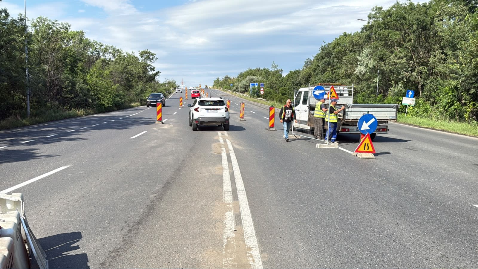 Echipa de la Urbis reparând carosabilul pe pasarela Nehoiașu, trafic deviat