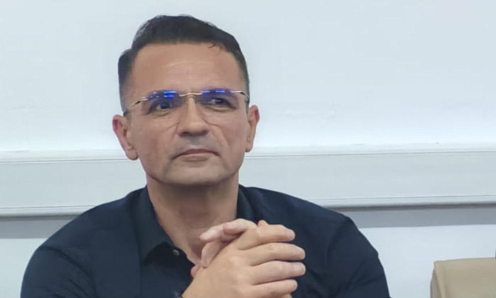 Primar semnând contractul pentru modernizarea școlii Vasile Cârlova