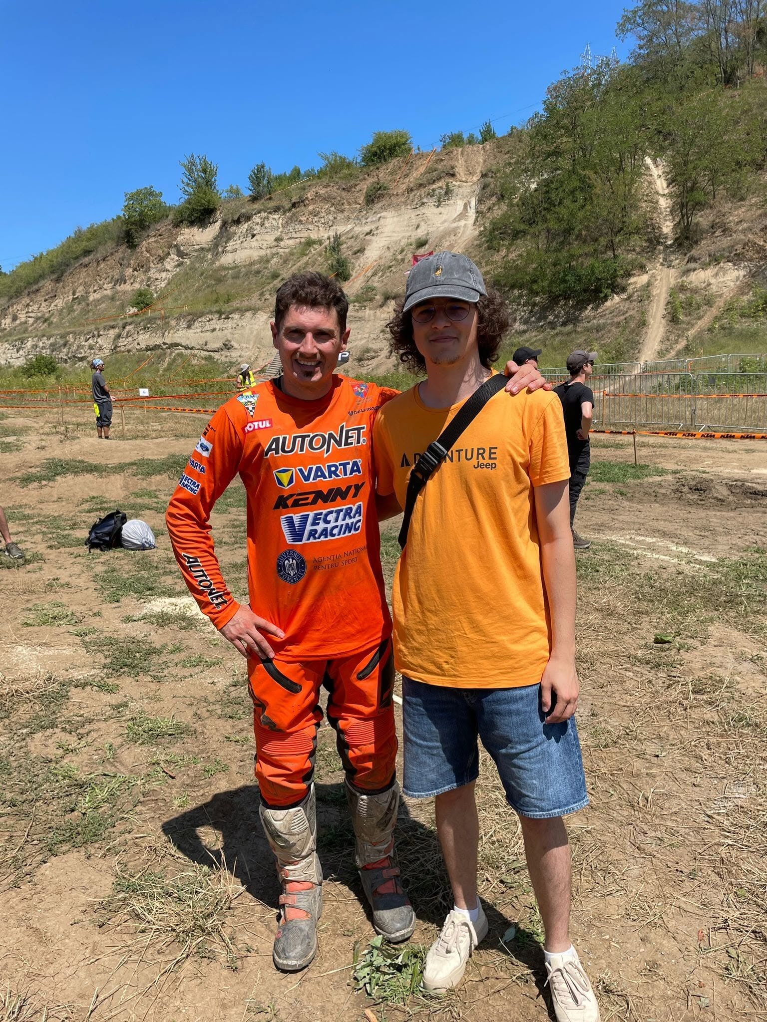 Emanuel Gyenes în echipament de motociclism, participând la cursa de hard enduro în Munții Carpați