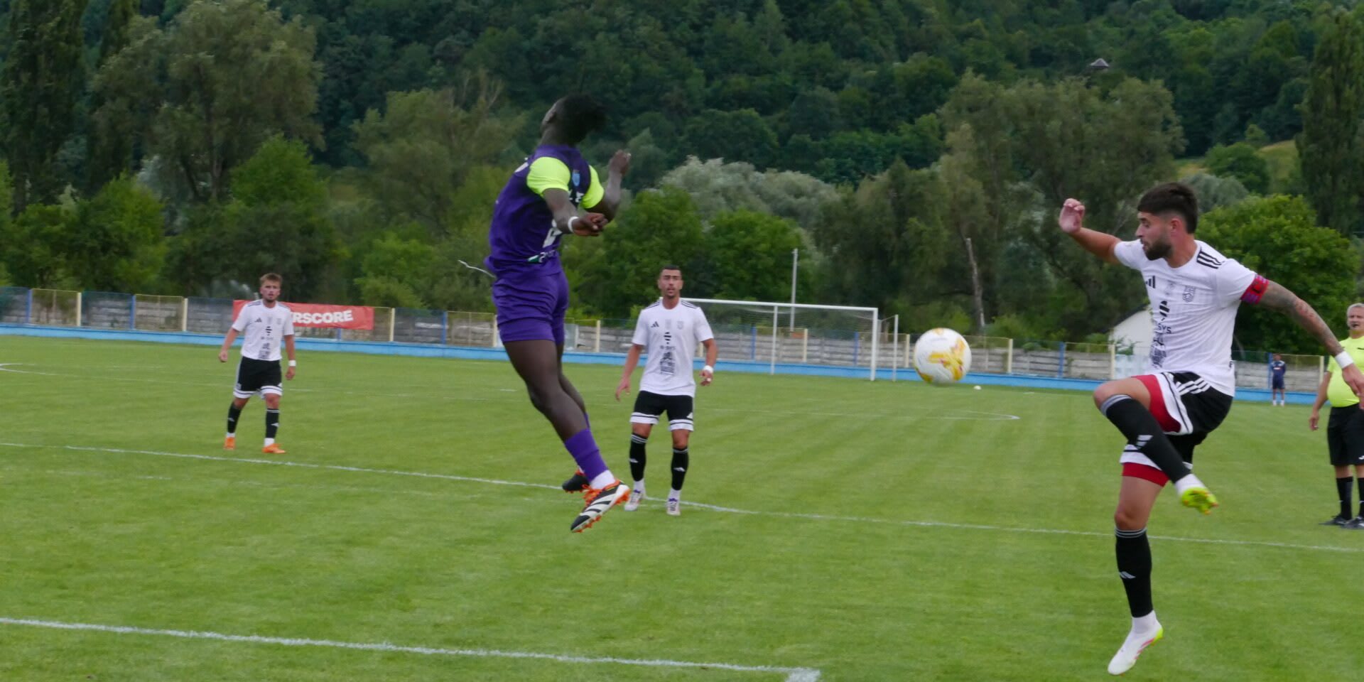 Jucători de fotbal în acțiune pe teren, meci amical fotbal România