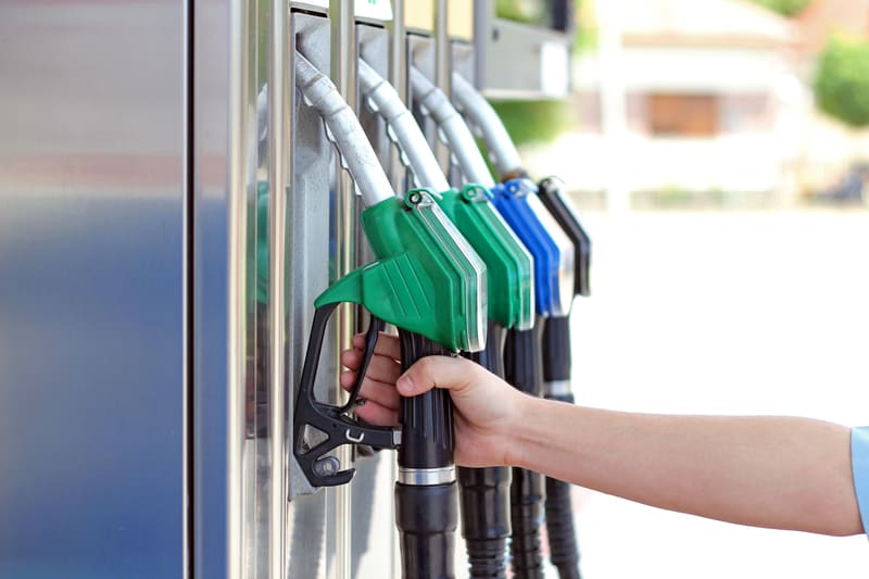Camion de carburanți pe o șosea din România, simbol al riscului de penurie
